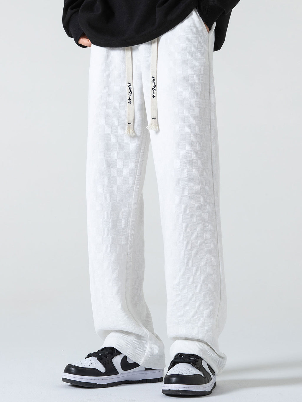 Pantaloni a gamba dritta con motivo a scacchiera texturizzato